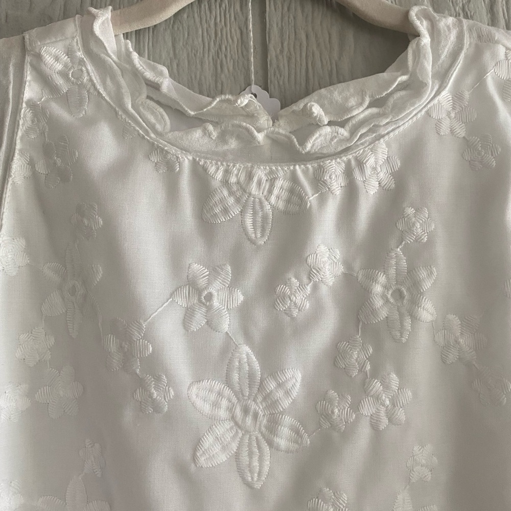 White Sleeveless Scalloped Edge Short Embroidered Floral Lined Sundress No Size - Picture 6 of 10